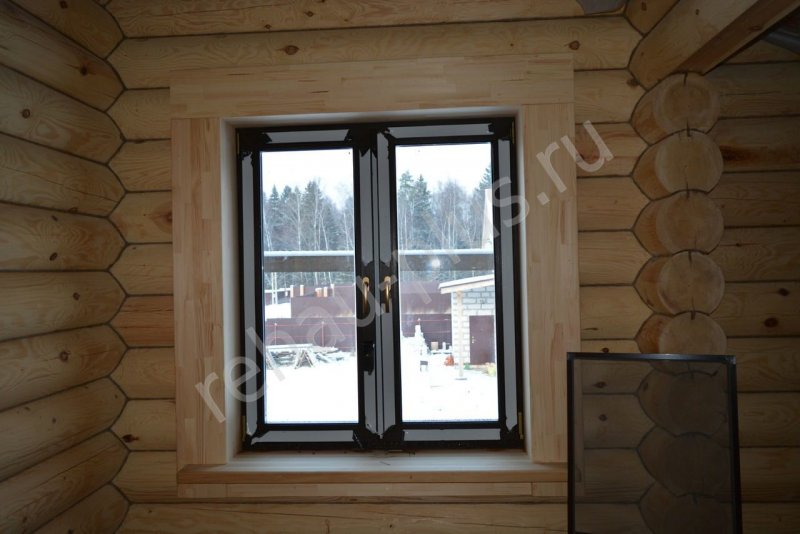 Отделанные окна изнутри в бревенчатом доме