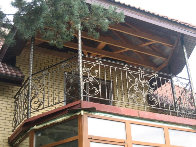 Кованые перила на балкон