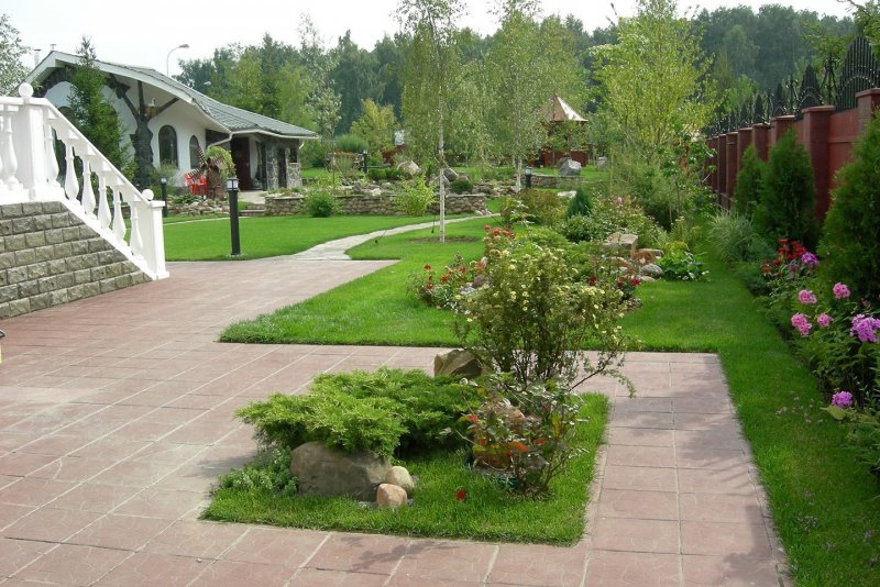 Ландшафт загородного участка клумба