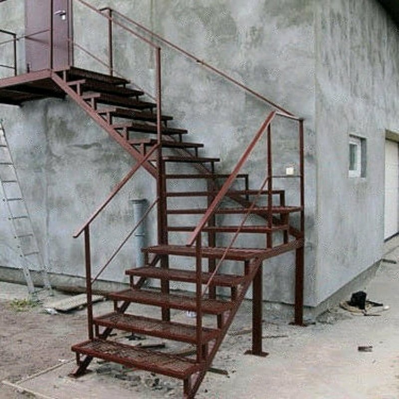 Лестница металлическая на чердак наружная