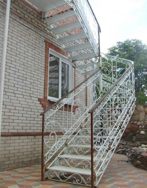 Кованые уличные лестницы на 2 этаж