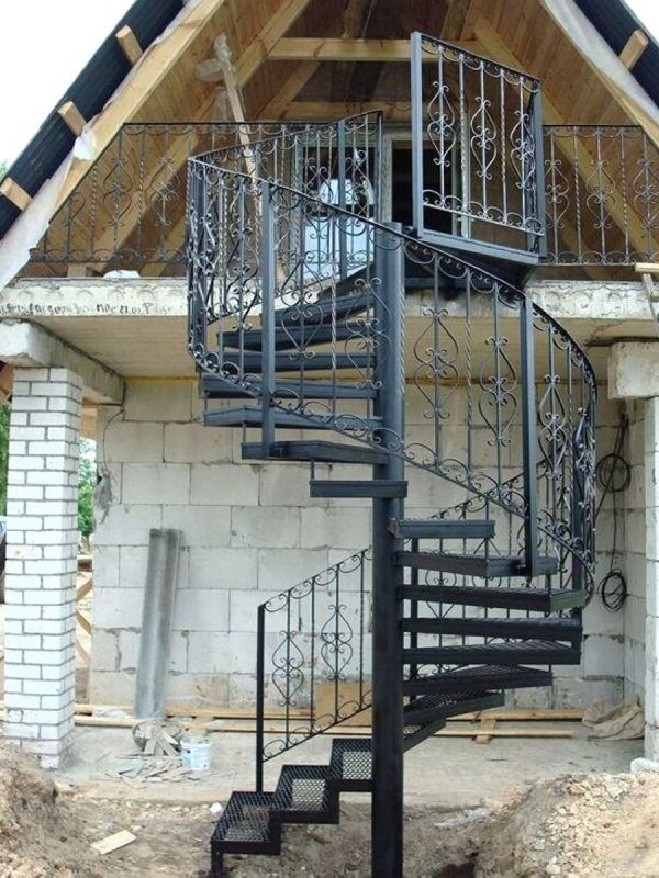 Наружная металлическая лестница