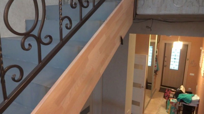 Лестница в доме из фанеры