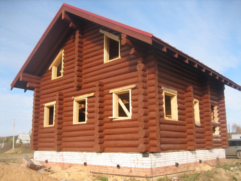 Дом из бревна коричневый