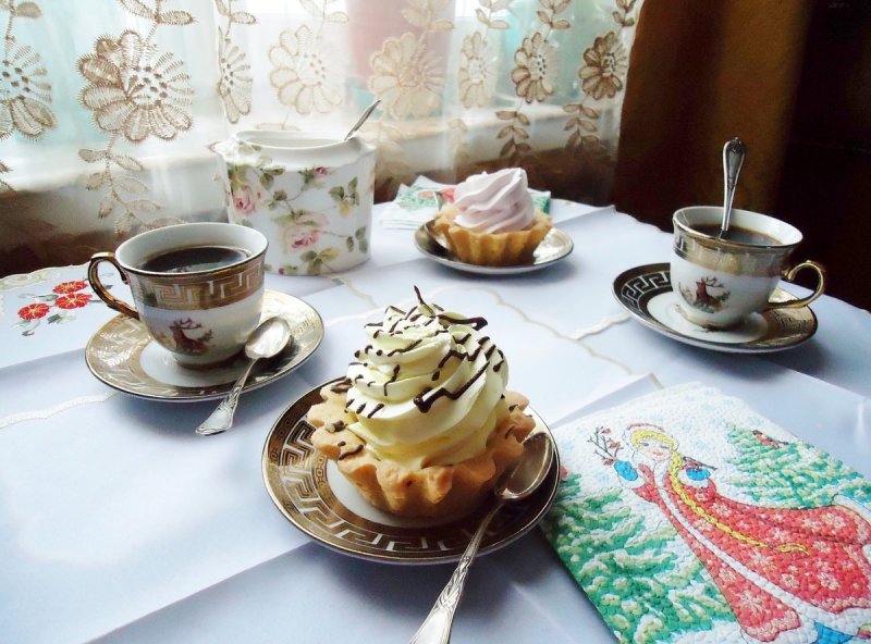 Утренний чай с пироженкой