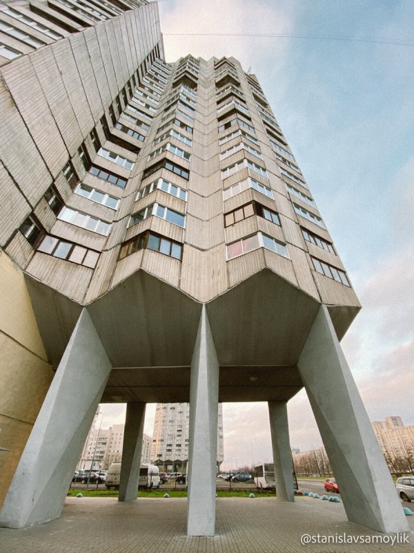 Дом на курьих ножках в Москве на ВДНХ