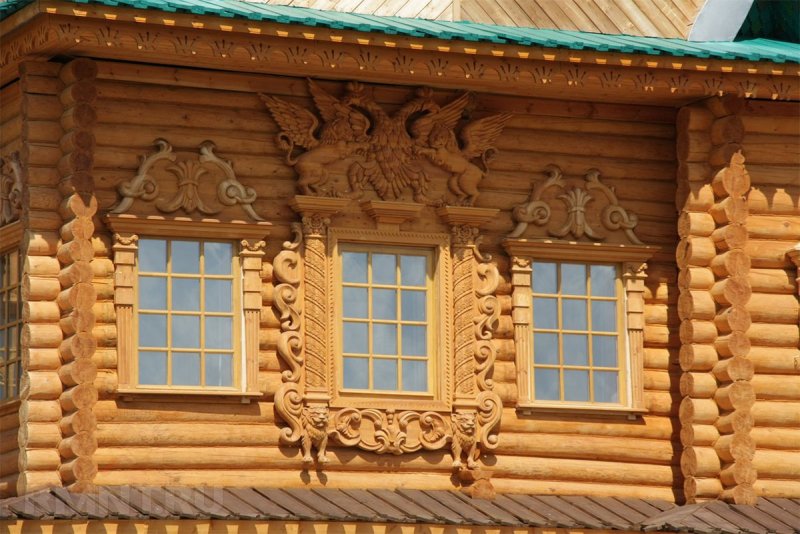 Дом с резьбой по дереву