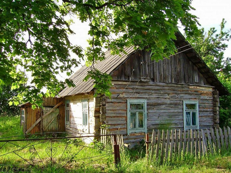 Старенький деревенский домик