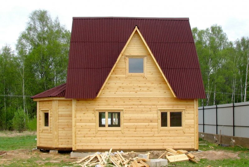 Дом из бруса с многощипцовой крышей