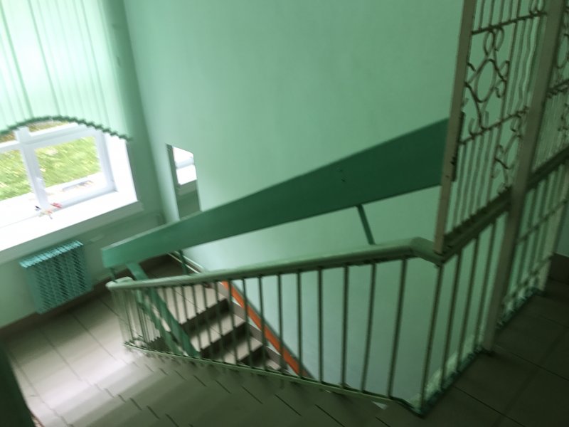 Покраска лестничного марша в детском саду