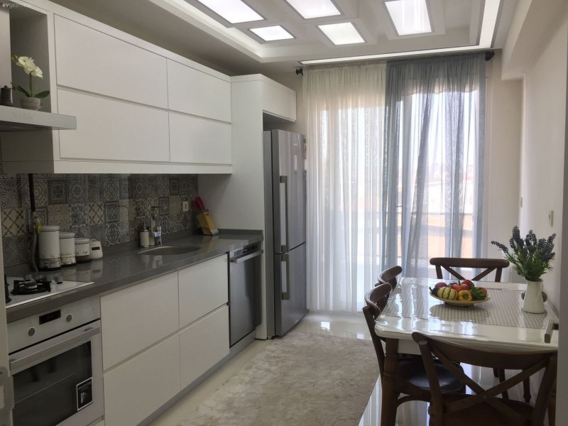 Планировка кухни с балконной дверью