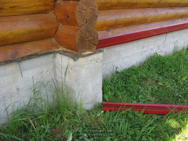 Металлический отлив на цоколе у частного дома