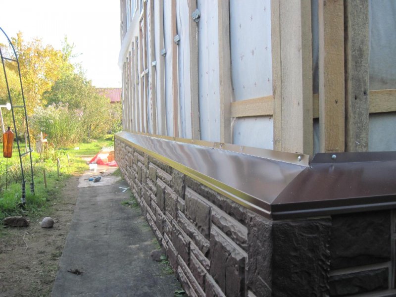 Отлив на цоколь дом из бруса