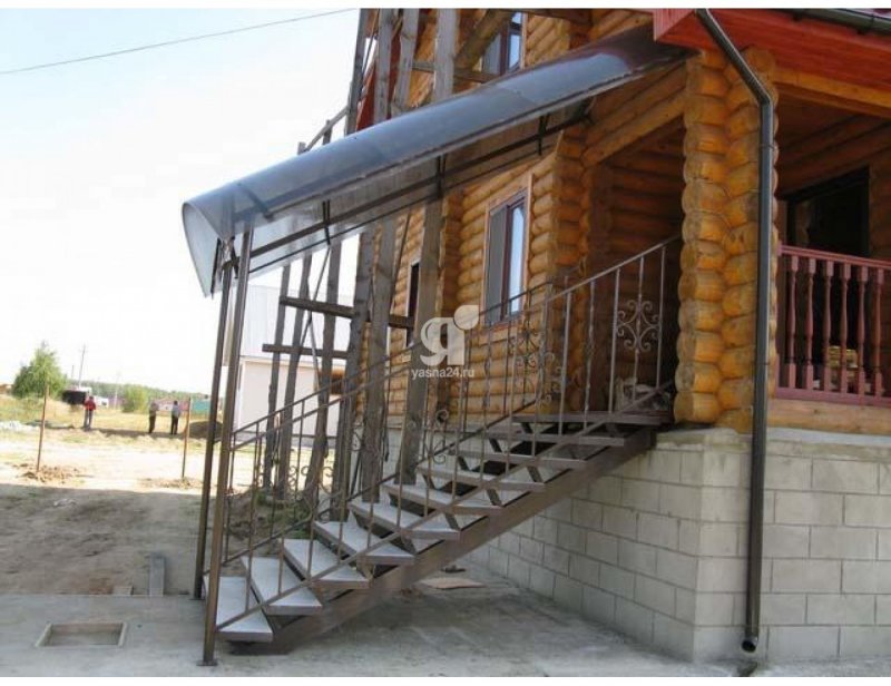 Металлическая лестница на веранду