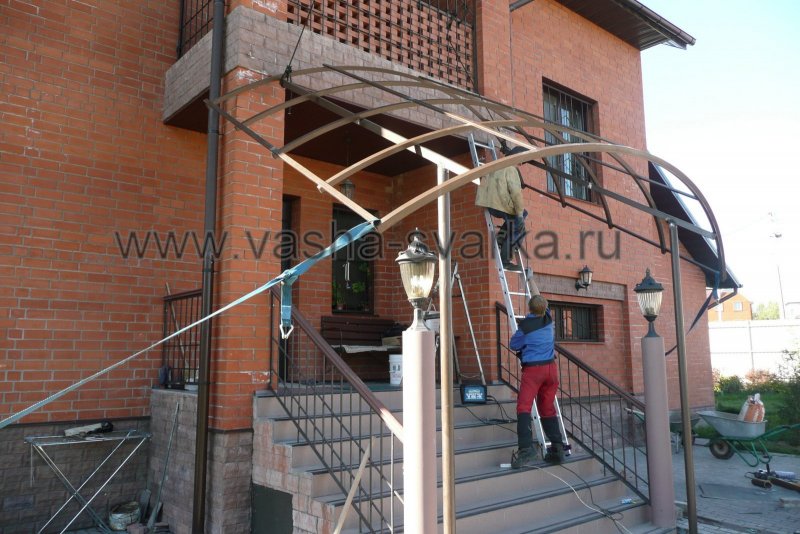 Козырёк над крыльцом и лестницей