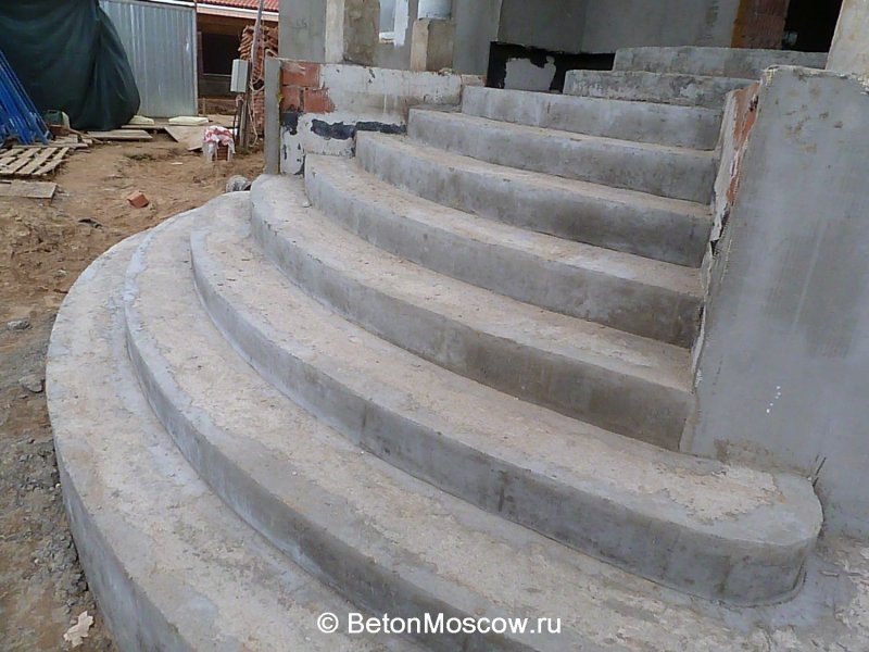 Наружная монолитная лестница