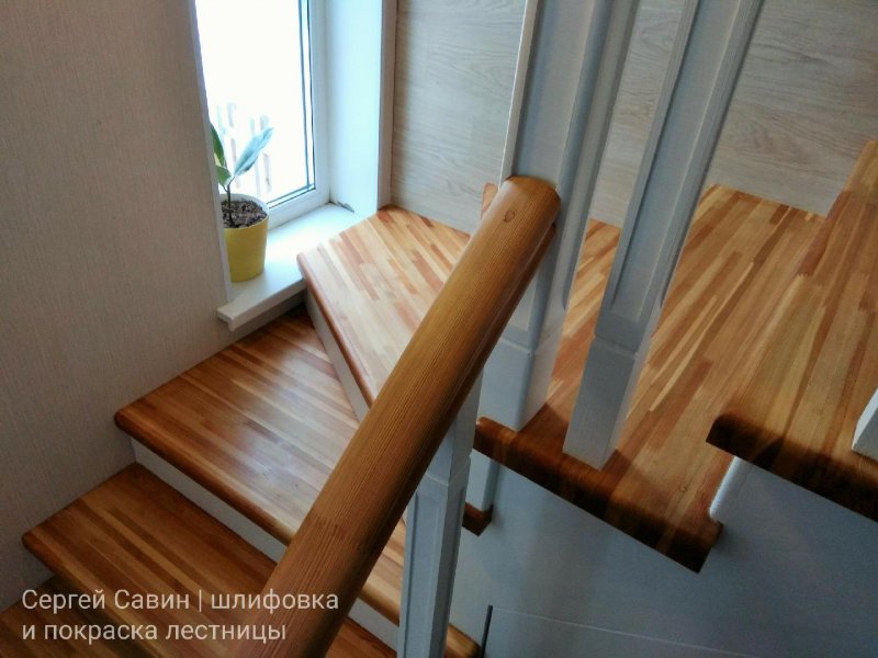 Лакированная лестница из сосны