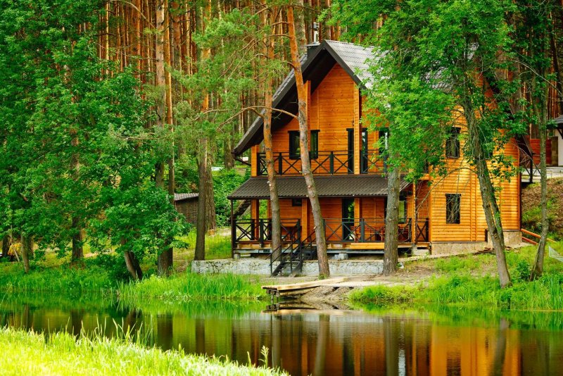 Дом в лесу у озера