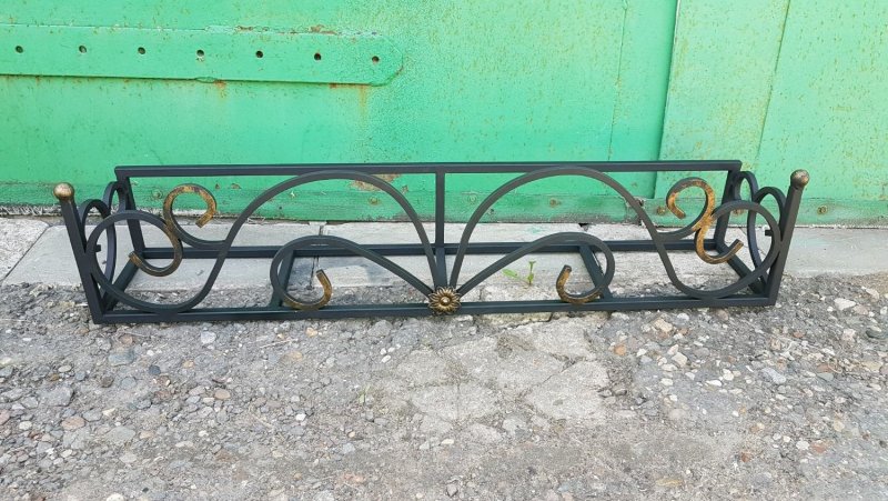 Кованые цветочницы на окна
