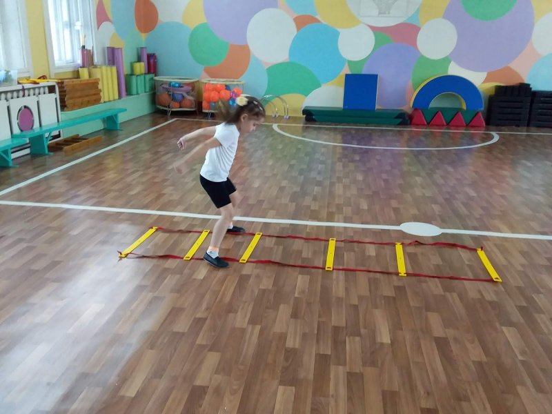 Упражнения с лесенкой на полу