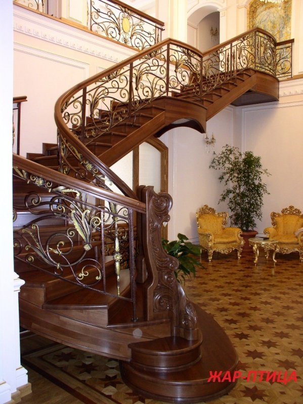 Элитная лестница из дерева