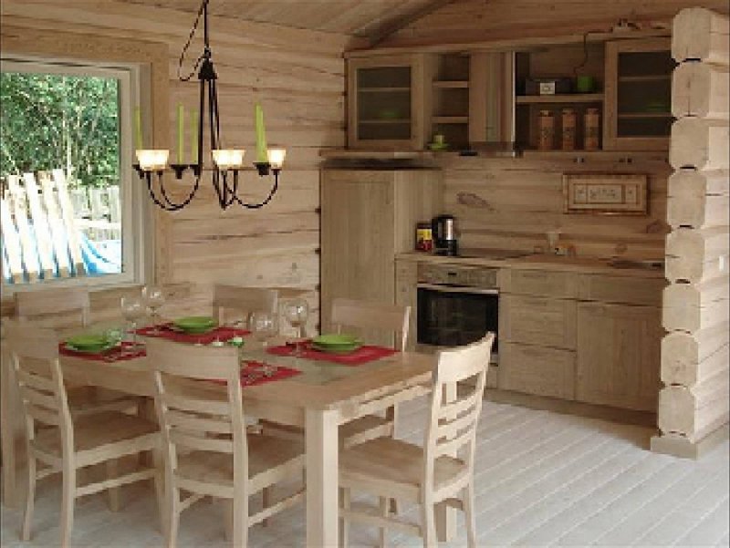 Маленькая кухня в доме из бруса