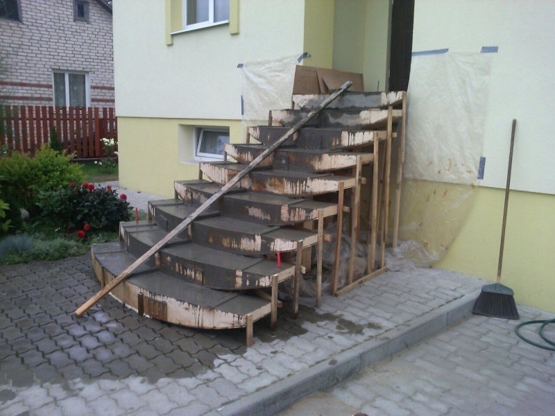 Бетонирование ступеней крыльца