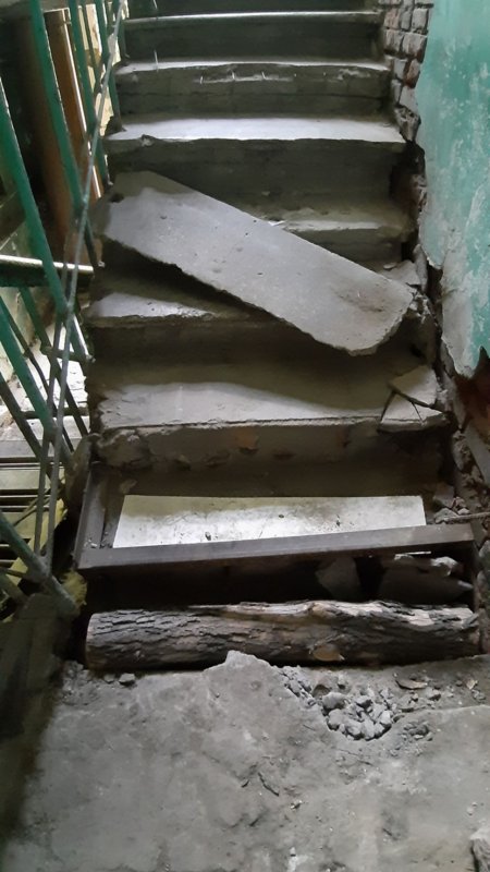 Ступеньки в подъезде