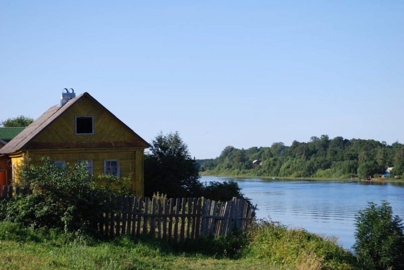 Деревенский домик на берегу