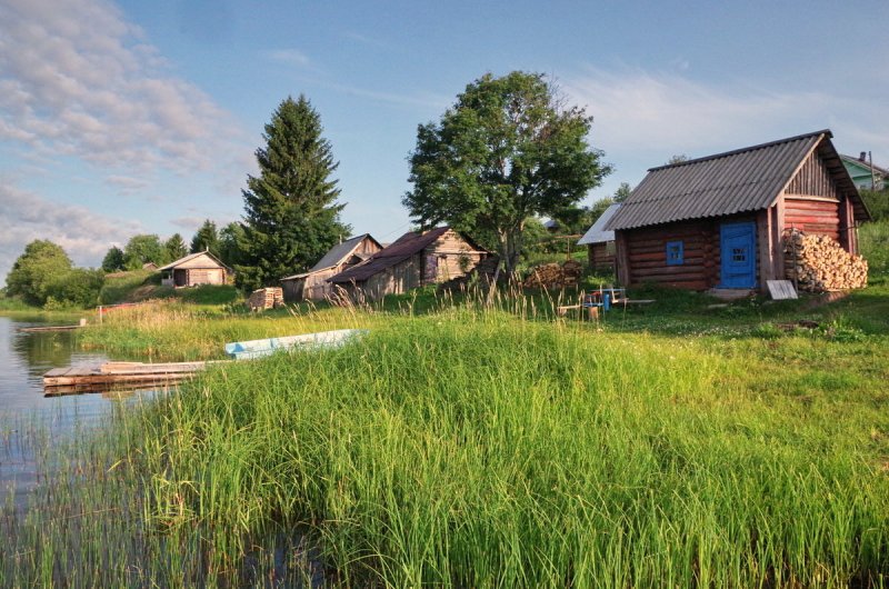 Деревенский домик на берегу реки