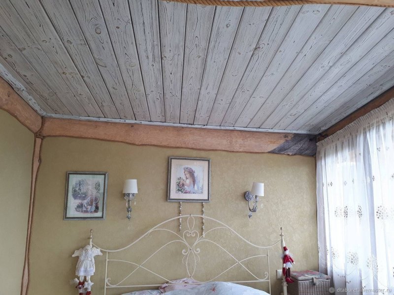 Крашеный деревянный потолок