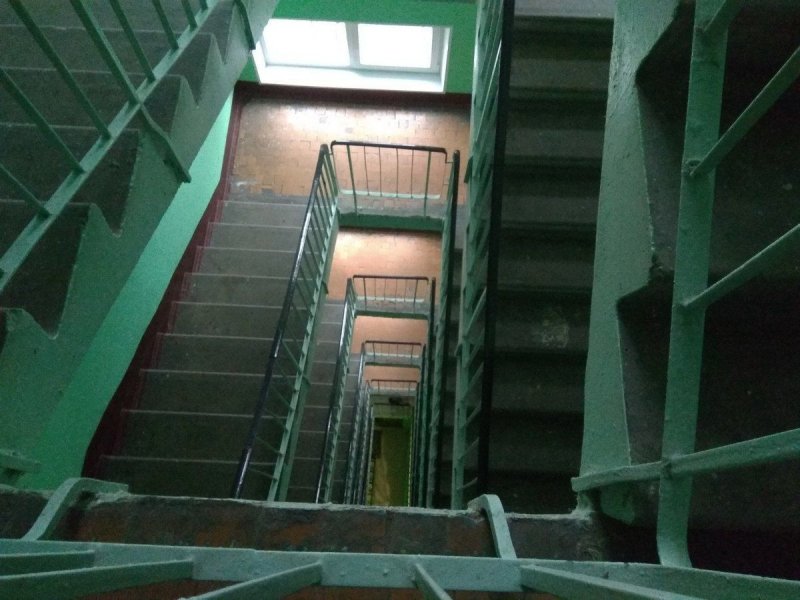 Упал в лестничный пролет