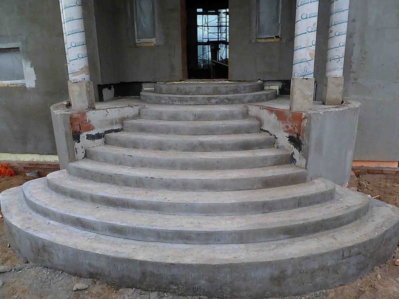 Полукруглые бетонные лестницы наружные