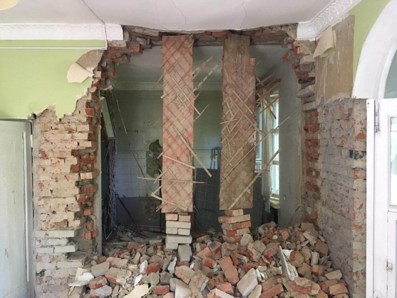 Проем в кирпичной стене
