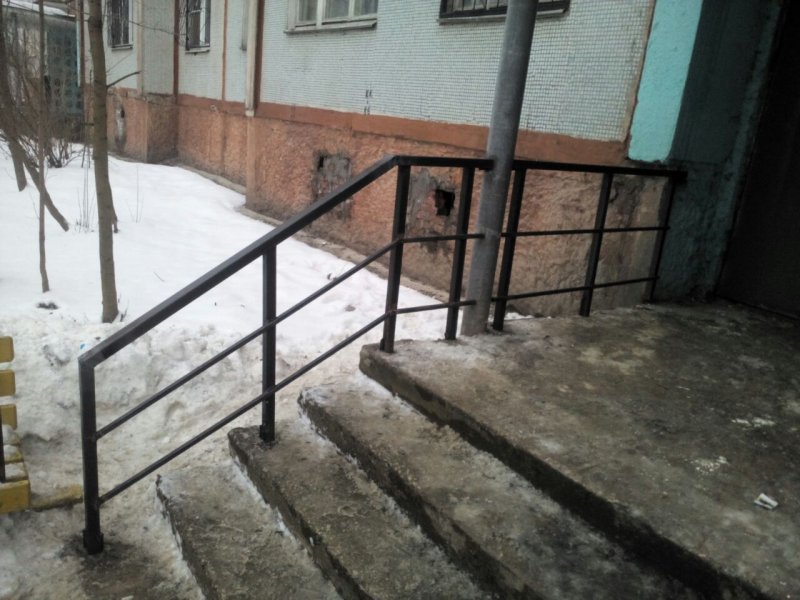 Перила у многоквартирного дома