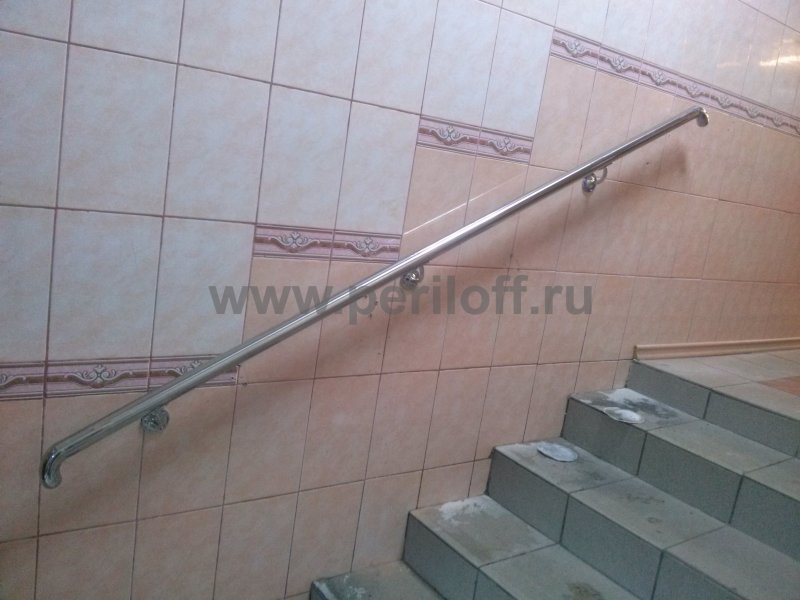 Поручень в подъезде дома