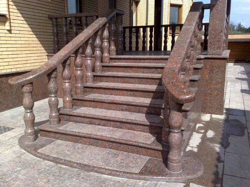 Лестница из Капустинского гранита