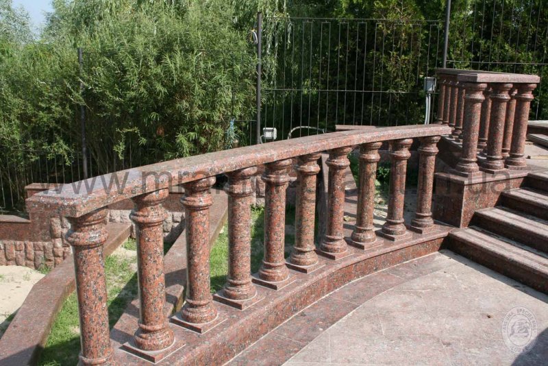 Поручни из гранита в парке