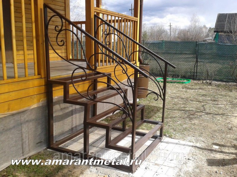 Каркас лестницы из металла для крыльца