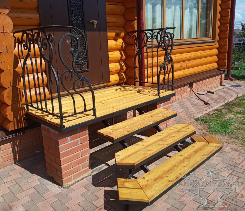 Кованые крылечки для деревянного дома