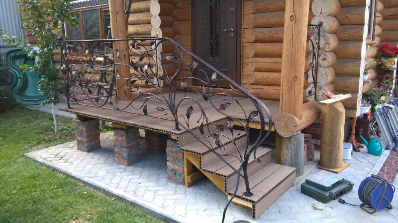 Кованое крыльцо с деревянными ступенями