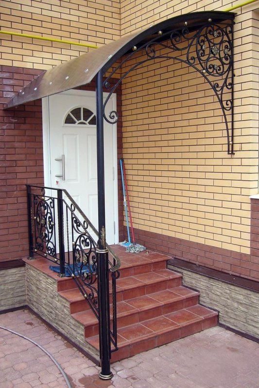 Козырёк над крыльцом