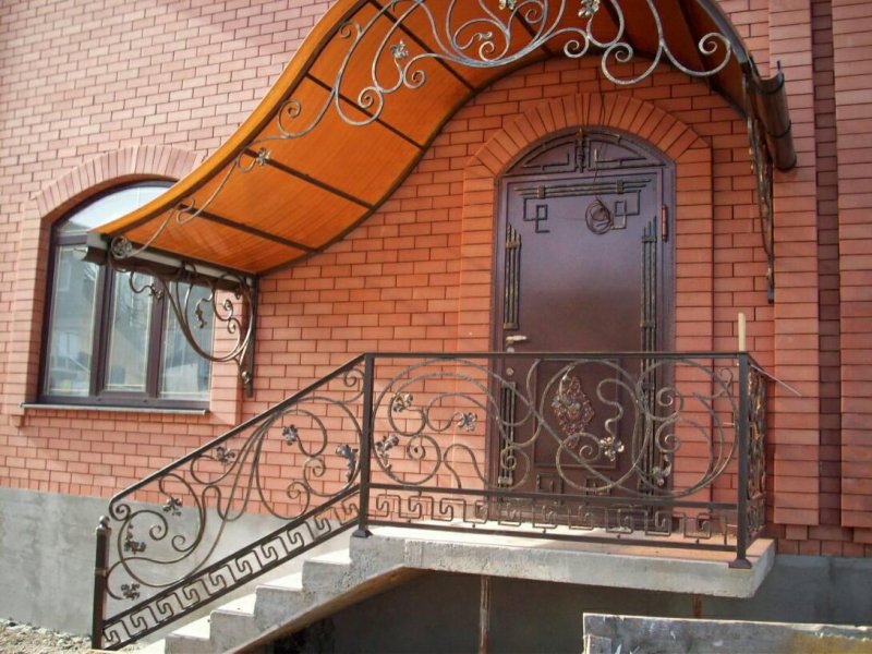 Крыльцо кованое с перилами и козырьком