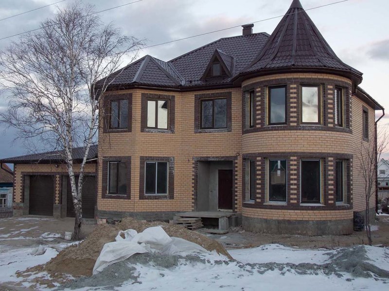 Кирпичный дом с эркером
