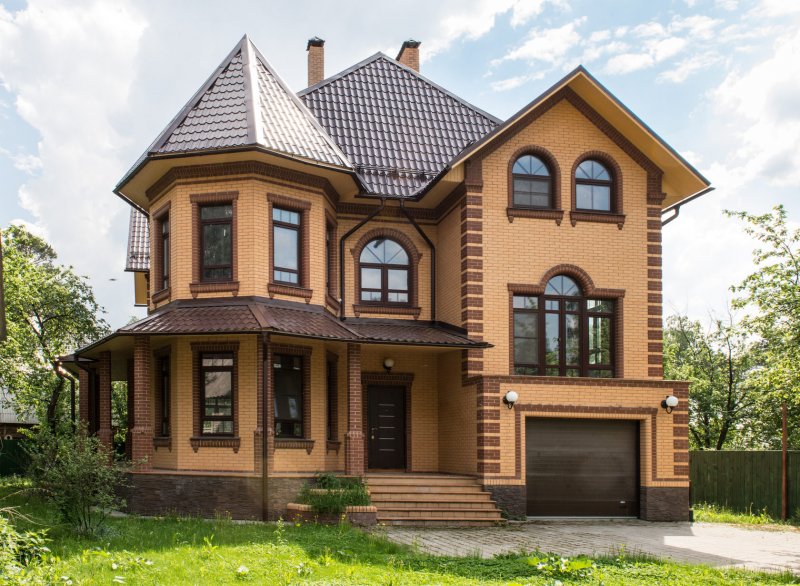 Кирпичный дом с эркером