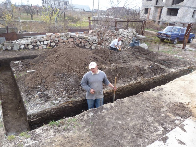 Ручная копка фундамента