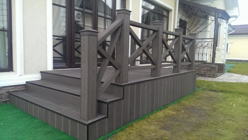 Ограждения из ДПК для крыльца