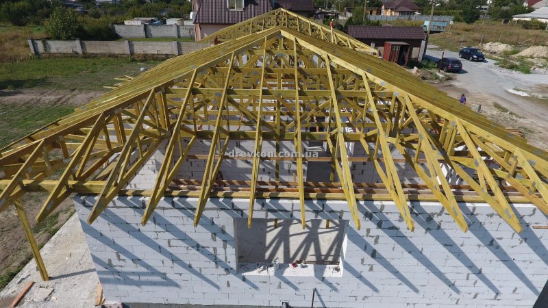 Стропильная система трехскатной кровли