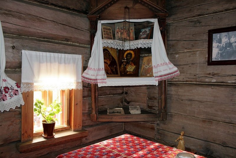 Русская изба красный угол