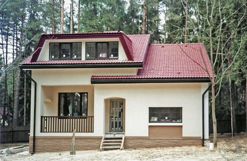 Дом с двумя разными крышами